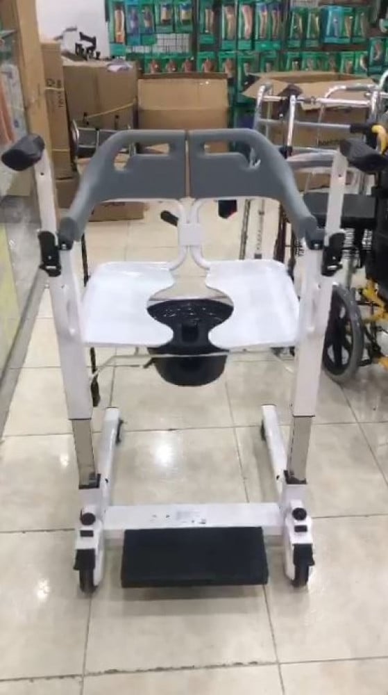 كرسي سحب مريض كهربائي بي كير 50 سم | تحكم بريموت وقابل للشحن