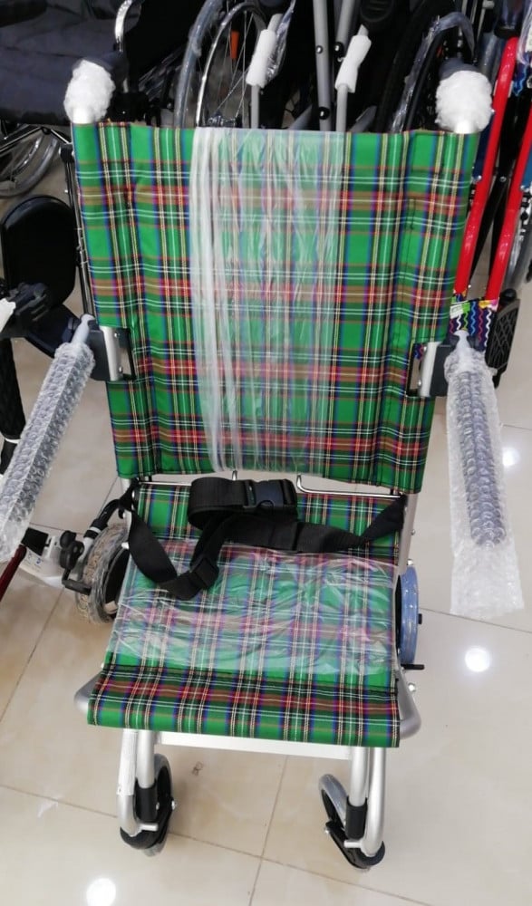 كرسي طائرة متحرك خفيف الوزن قابل للطي هيكل ألومنيوم مقعد 34 سم 5 كجم