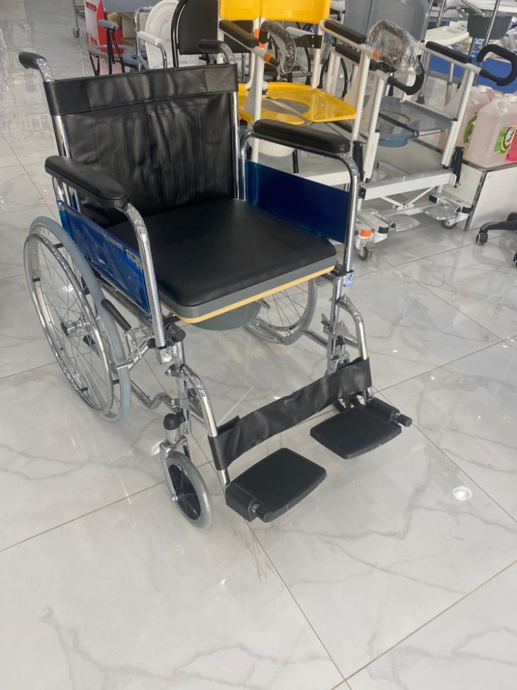 كرسي طبي متحرك بي كير بكفر خلفي كبير مع قاعدة حمام مقاس 51 سم