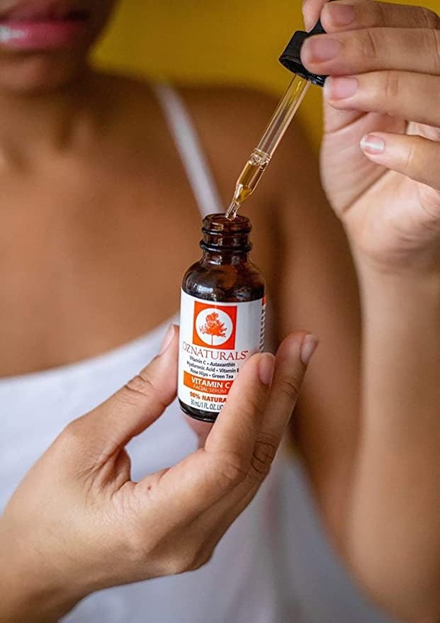 سيروم للوجه من OZNATURALS بفيتامين C وحمض الهيالورونيك 30 مل