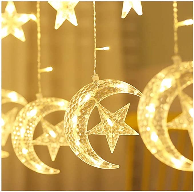 شريط اضاءة مكون من 138 مصباح LED للتعليق بديكورات مزخرفة على شكل القمر والنجوم (لون ابيض دافئ، 138.5 متر)