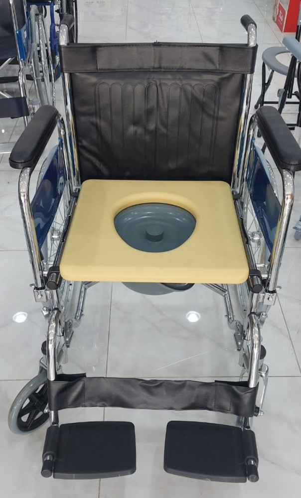 كرسي طبي متحرك بي كير بكفر خلفي كبير مع قاعدة حمام مقاس 51 سم