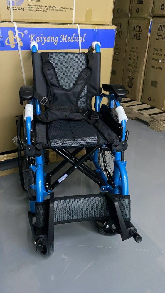 كرسي طبي متحرك بي كير KY980LQ مقاس 35سم خفيف قابل للطي