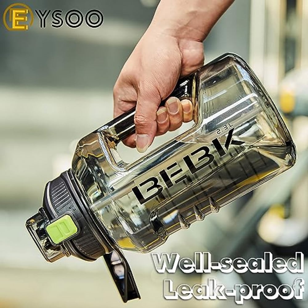 زجاجة مياه رياضية سعة 2.3 لتر لصالة الالعاب الرياضية، زجاجة مياه L للشرب، زجاجة مياه تحفيزية، خالية من BPA، مانعة للتسرب مع مقبض وقشة قابلة للازالة لصالة الالعاب الرياضية والتمارين (اسود) من ايسو