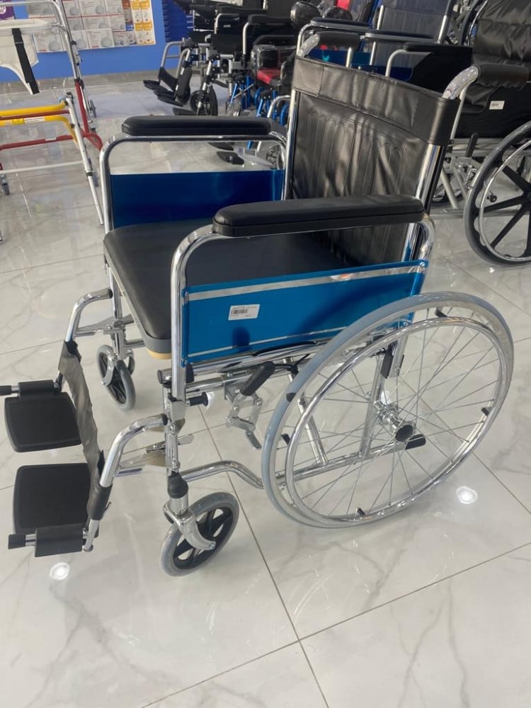 كرسي طبي متحرك بي كير بكفر خلفي كبير مع قاعدة حمام مقاس 51 سم