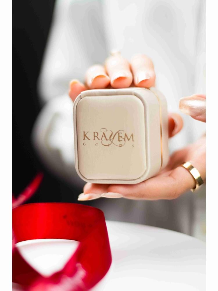 قلادة ذهبية متقنة الصنع تجمع بين الأناقة التقليدية والتصميم العصري