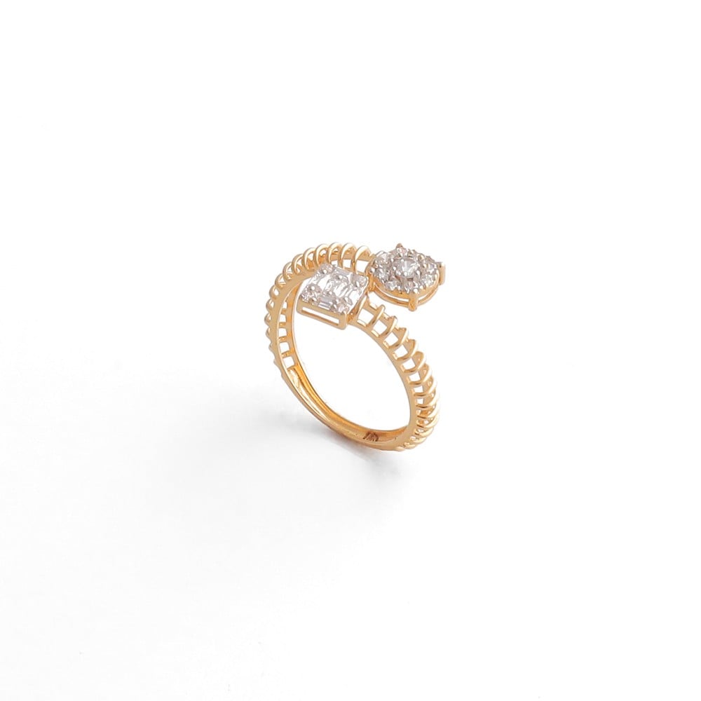 خاتم على يد خاتم ذهبي نسائي عيار 18 يزين يد المرأة  مثالي للهدايا