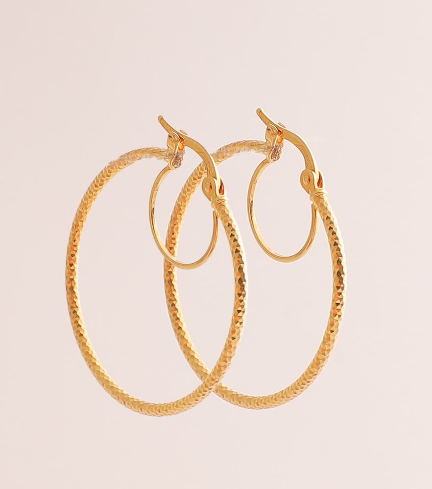 حلق أذن ذهبي بوزن 2 ونص غرام تقريبا مثالي لكل مناسبة