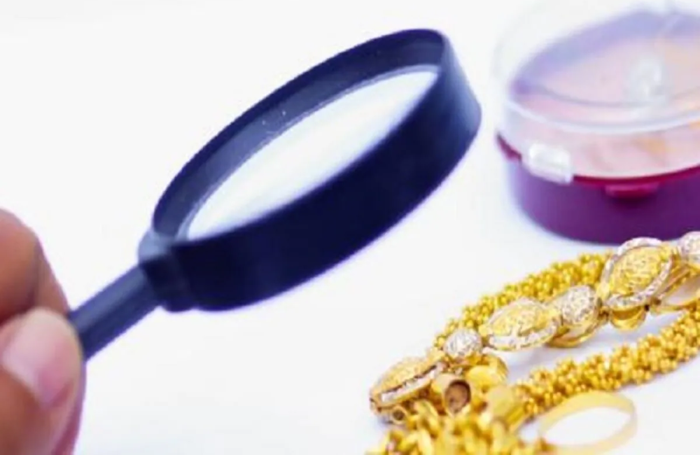 كيفية التمييز بين المجوهرات الذهبية الأصلية والتقليدية