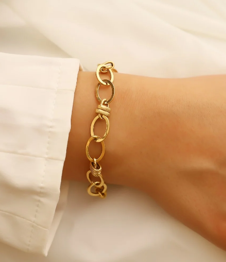 اكسسوارات ذهبية: لمسات ساحرة تكمل إطلالتكِ