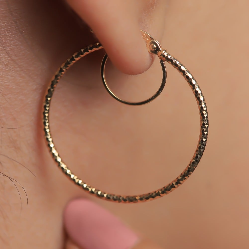 حلق ذهب دائري كبير عيار 18 يجمع الفخامة والبساطة