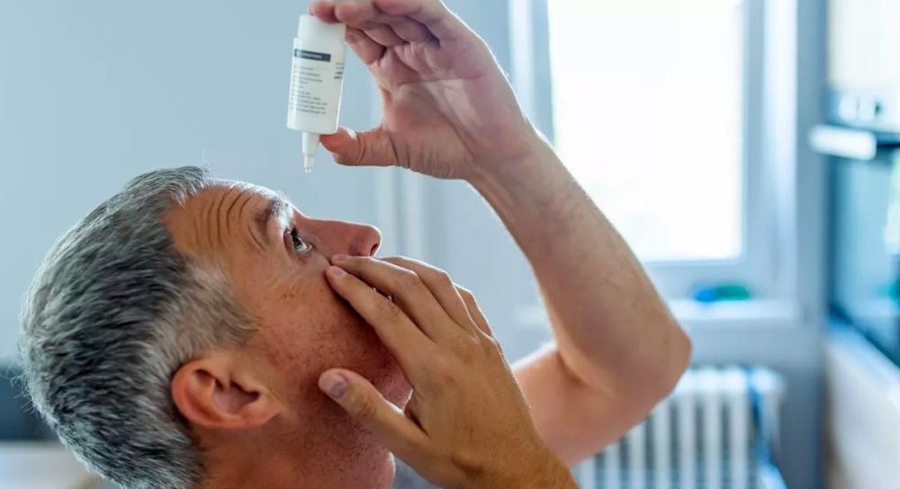 كل ما تحتاج معرفته عن قطرة معقمة للعين: أفضل الأنواع والآثار الجانبية
