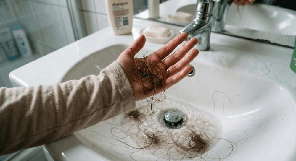 العلاقة الخفية بين نقص الفيتامينات وتساقط الشعر