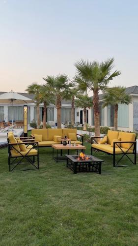 جلسة كبيرة ل 7 شخص + طاولة +عجلات + اغطية