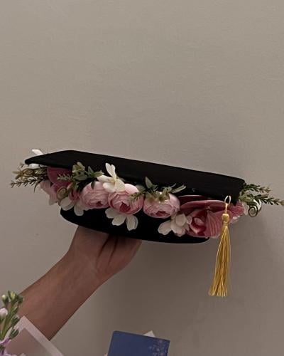 قبعة تخرج مزينة بالورد