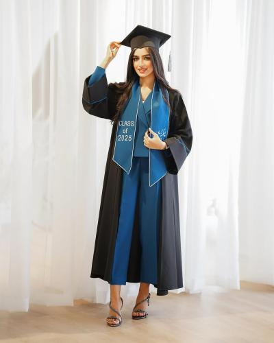 عباية تخرج أنيقة 2025 بلون أسود مع وشاح أزرق فاتح...