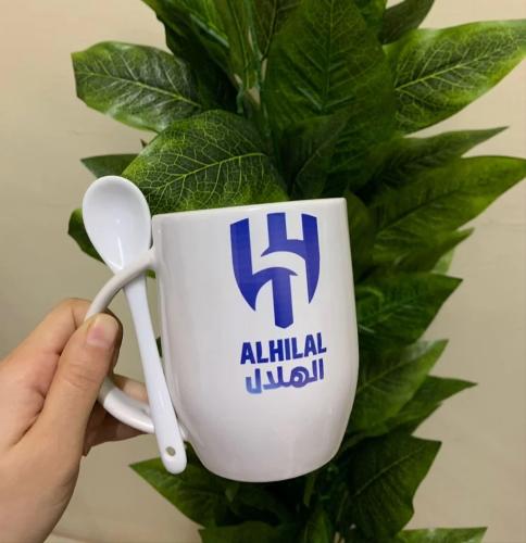 كوب قهوة بشعار نادي الهلال لون أبيض