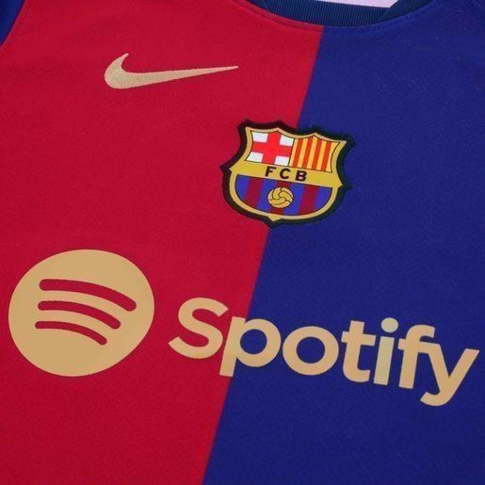 طقم نادي برشلونة الأساسي
