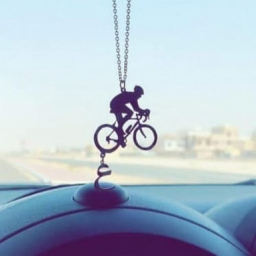 تعليقة سيارة بشكل دراجة مع حرف انيق