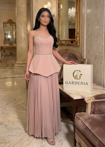 فستان سهرة زهري بتفاصيل "البليسيه" والكريستال