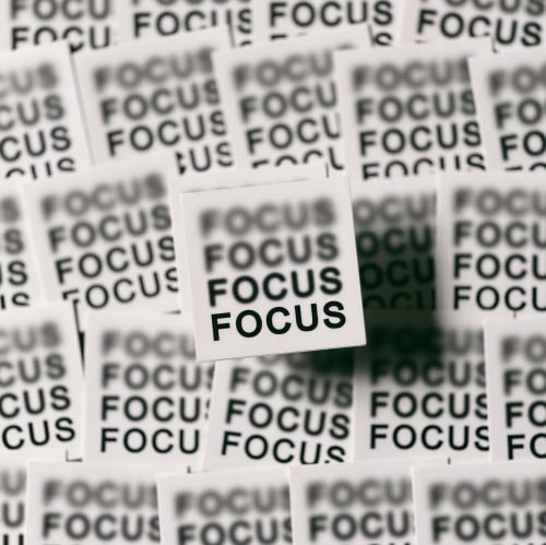 ملصق Focus