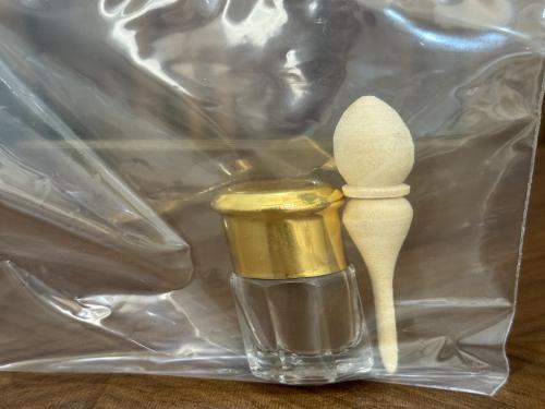 كحل اثمد فوائد كحل الإثمد الأصلي تشمل تقوية البصر، تحفيز نمو الرموش وتكثيفها، علاج التهابات العين بفضل خصائصه المضادة للبكتيريا، وتنظيف العين من الأوساخ والشوائب. ويساعد في تخفيف جفاف العين ويعطي شعورًا بالراحة.