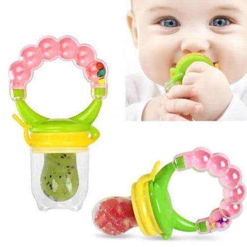 حلقة لتغذية الفاكهة للطفل مع خشخيشة . ملونة