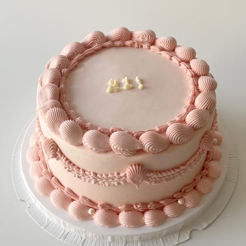 Vintage Style Round Cake