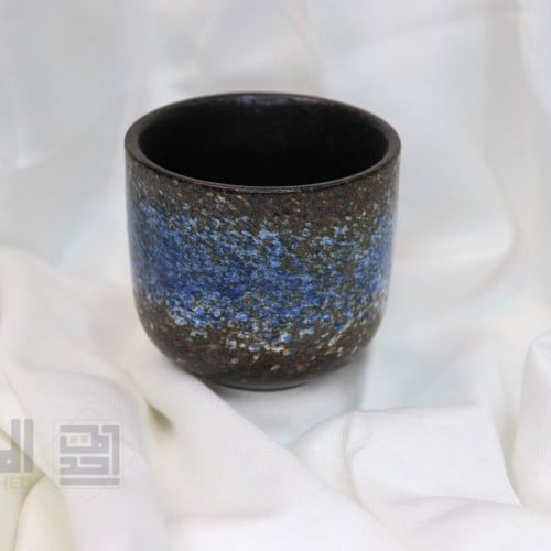 كوب سيراميك مطلي بالأزرق