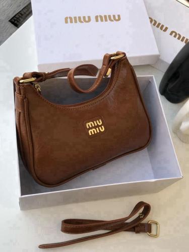 شنطه miu miu لون بني