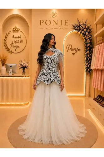 فستان سهرة فاخر يجسد قمة الأناقة والرقي.