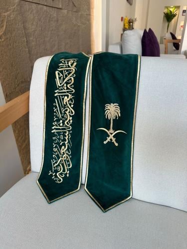 وشاح اليوم الوطني تطريز ذهبي عالي الجودة