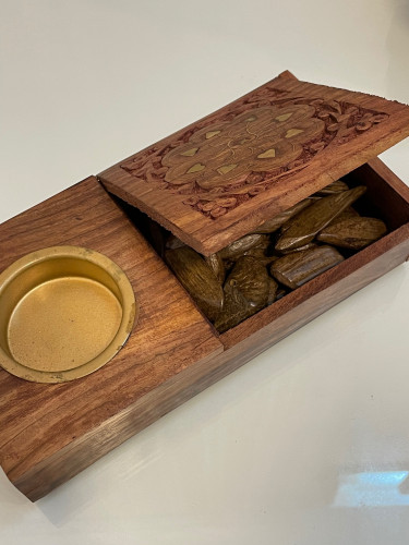 مبخرة خشبية