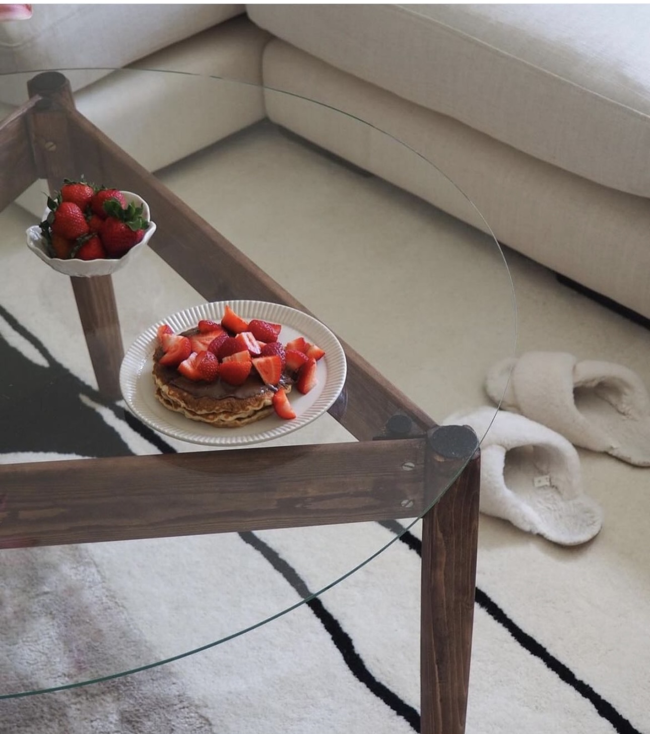 طاوله سطح زجاج ارجل خشب طبيعي