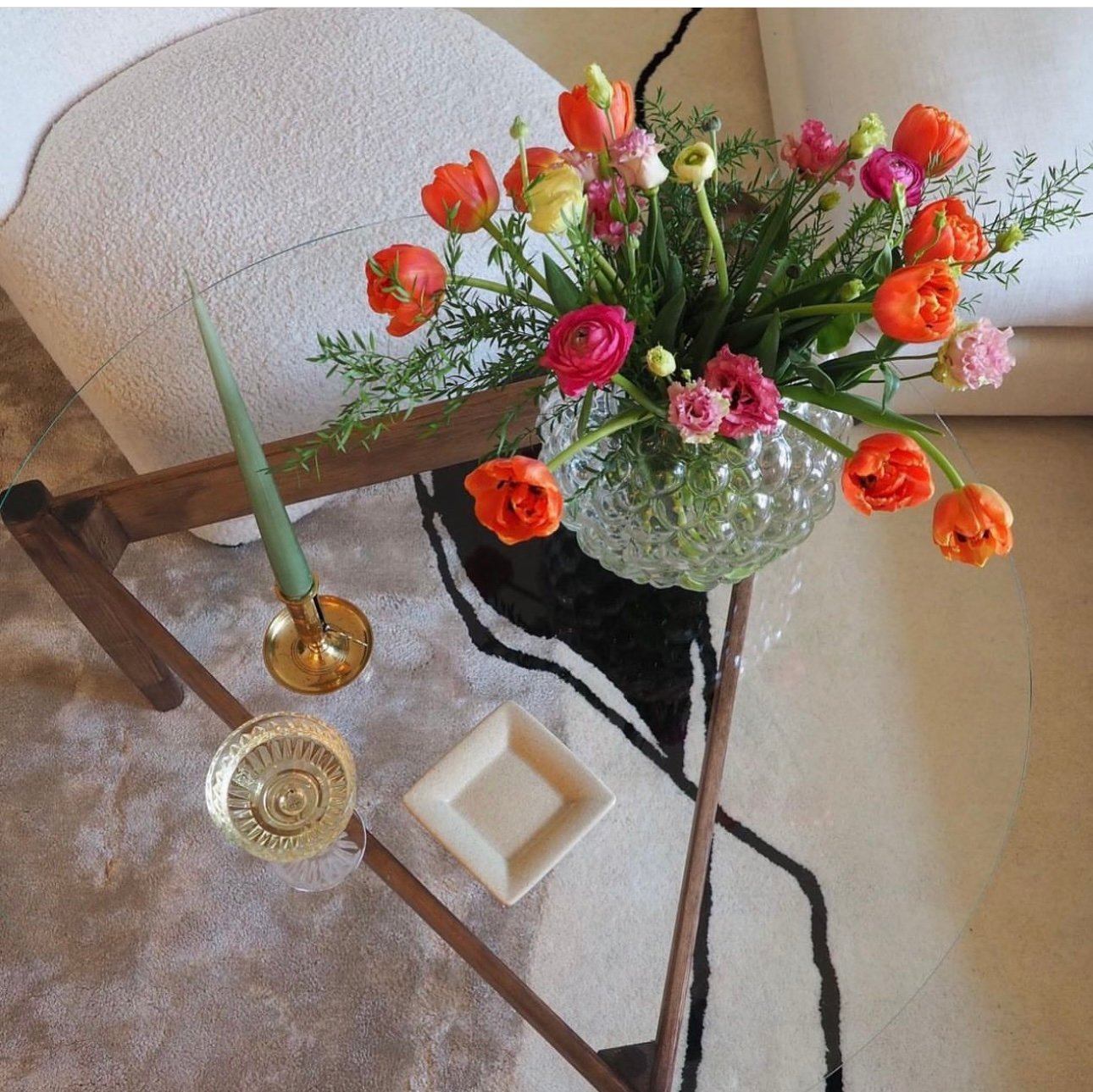 طاوله سطح زجاج ارجل خشب طبيعي