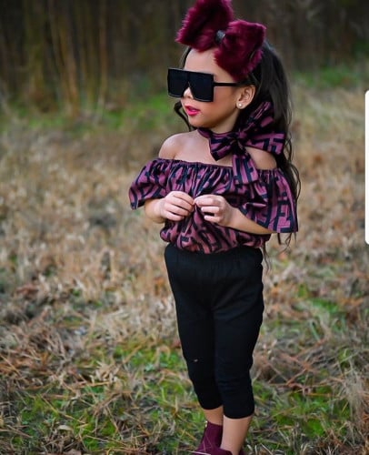 طقم بلوزة بني وبنطلون مع ربطه