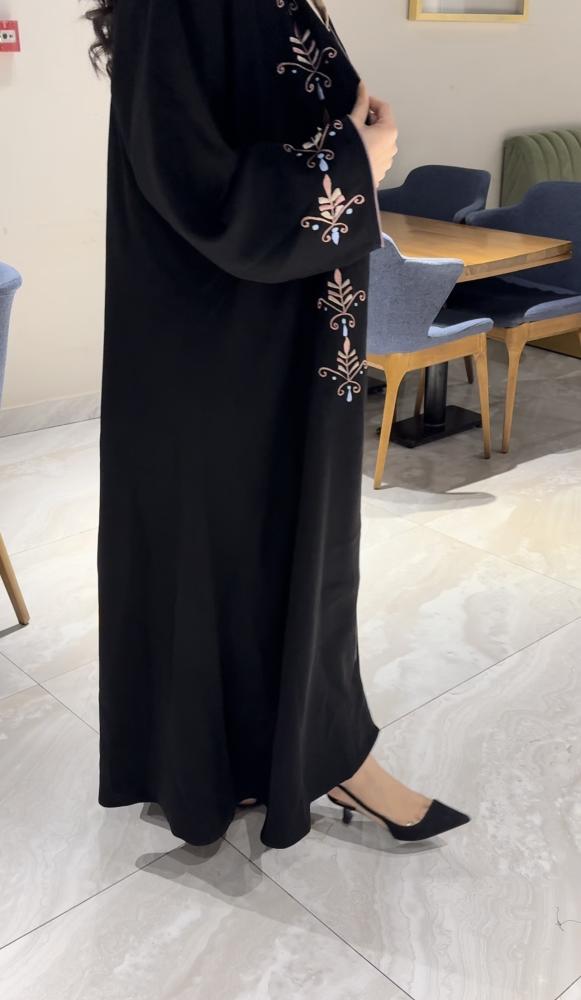 عباية سوداء مطرزة