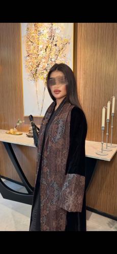 عبايه يارا قماش كشميري مع مخمل لون بني