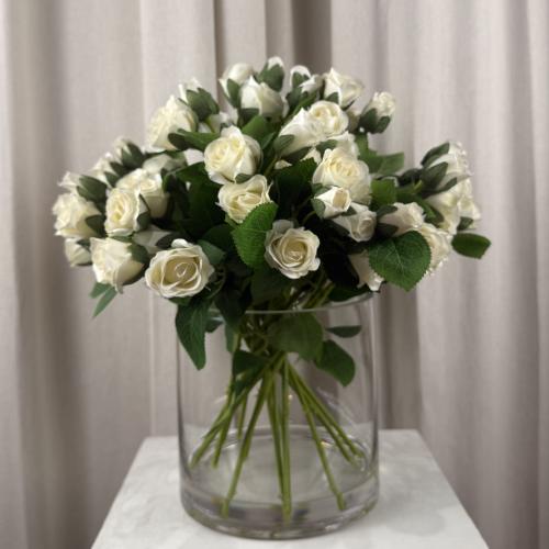 فازة ورد مثبتة بمادة شبيهة بالماء