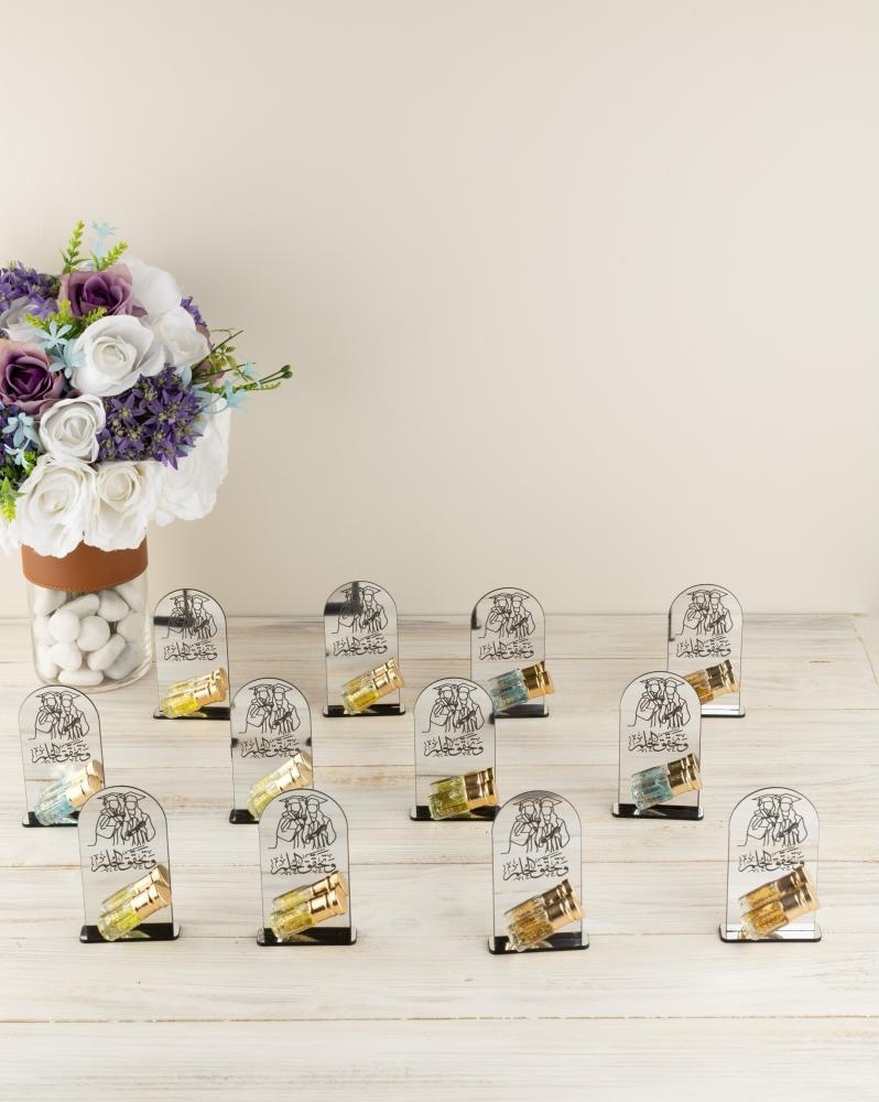 توزيعات تخرج أكريلك - تصميم فتاتين - عدد 12 حبه