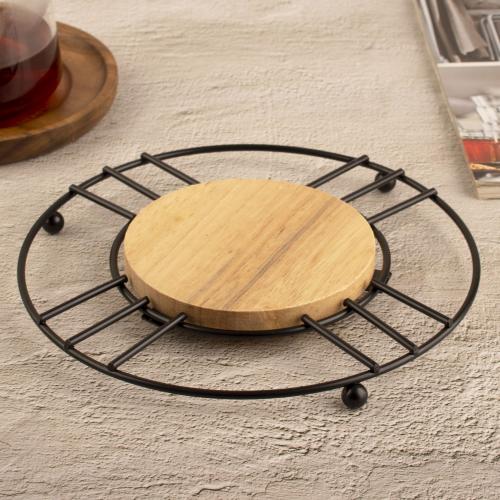 قاعدة ابريق اسود وقاعدة خشب