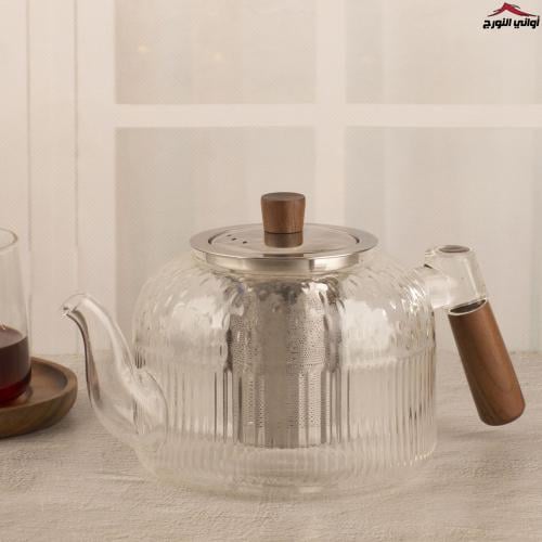 أبريق زجاج بيد خشبي