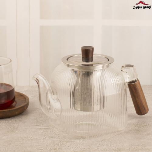 أبريق زجاج بيد خشب مخطط