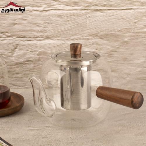أبريق زجاج بيد خشب