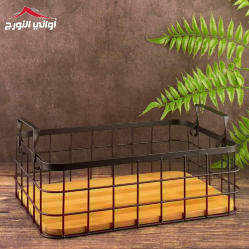 سلة تنظيم أسود بسطح خشب