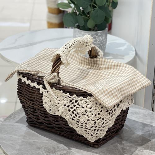 سلة خيزران بني وغطاء قماش كروهات