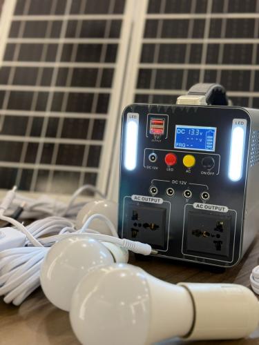 جهاز متنقل بالطاقة الشمسية مع 4 لمبات ووصلة شواحن – بطارية ليثيوم 15Ah ولوح 30W