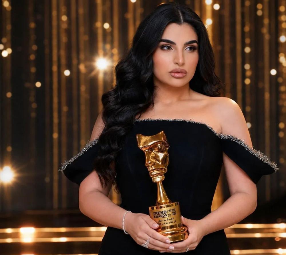 النجمة مها فتوني تتألق بإطلالة راقية من بيرلا في مهرجان Trend Awards
