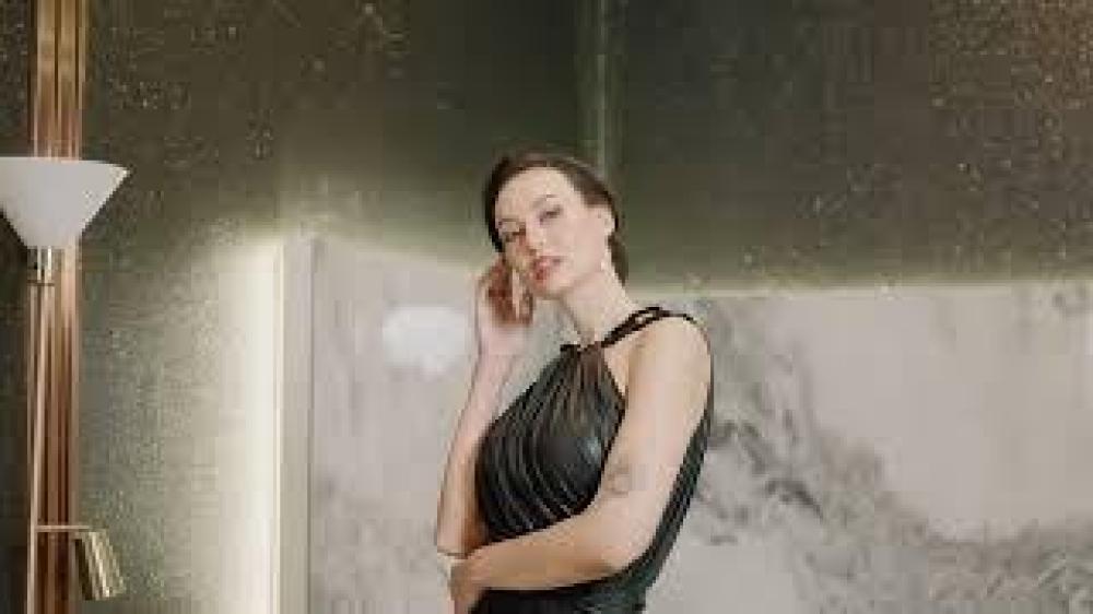 فستان لاميه كات بحزام عند الرقبة درابيه من عند الصدر والخصر