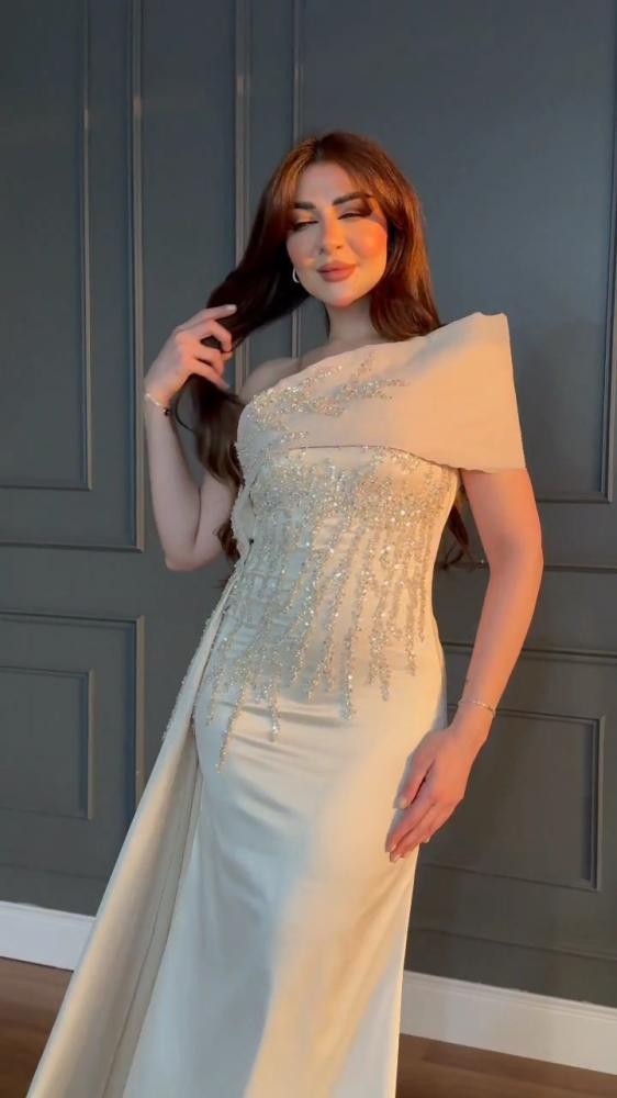 فستان سهرة فخم مع تطريز كريستال